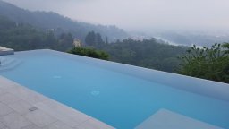 piscina privata con rivestimento esterno in pietre e trattamento ad elettrolisi salina 